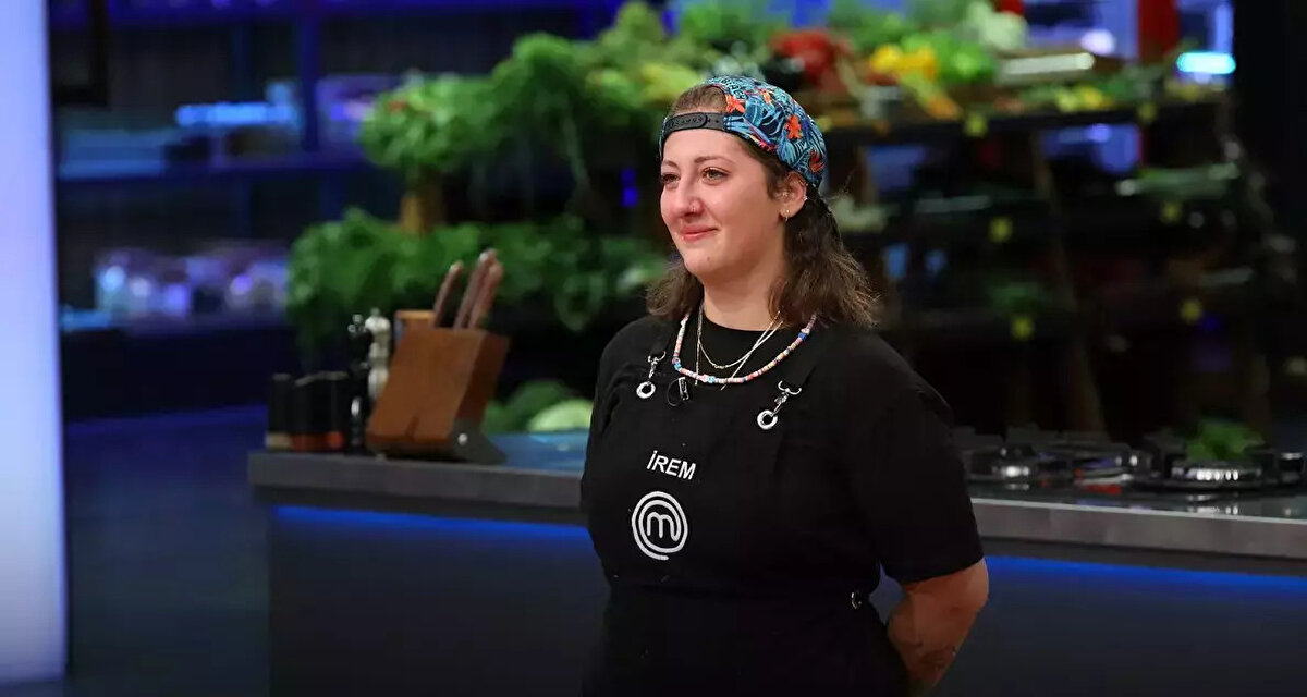 MasterChef’te kim elendi?<br><br>Heyecan dolu haftada şeflerin kritik değerlendirmesi sonrası yarışmaya veda eden son isim İrem oldu. Böylece MasterChef Türkiye’de rekabet daha da kızıştı.<br><br>MasterChef yeni bölümleriyle her akşam TV8 ekranlarında izleyiciyle buluşmaya devam ediyor.