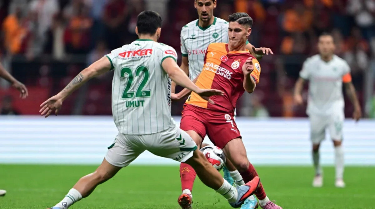 KONYASPOR'UN BEKLEDİĞİ PENALTI DOĞRU MU? <br>Bülent Yıldırım: Topun dışarı çıktığı kesin çıkmamış olsa da elleri doğal konumdayken top çarptığı için penaltı söz konusu değil.<br><br>Deniz Çoban: Penaltı yok el konumu doğal, top oyun alanını terk etmiş. VAR zaten çıkmasaydı uyarırdı.<br><br>Bahattin Duran: Penaltı yok. Elin konumu doğal, zaten top oyun dışına çıkmıştı.