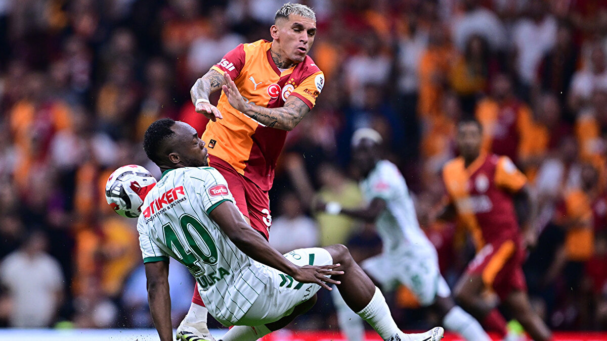 TORREIRA'YA VERİLEN SARI KART DOĞRU MU? <br>Deniz Çoban: Hakemler kendi problemlerini kendi yaratmayacaklar. Düşük oranda risk alacaklar. Hakeme bu pozisyon çok yakın. Buna yardımcı hakem karışıyorsa vazifesinin sınırlarını aşıyor demektir. Çok zorlama bir yardım. 40 saniye sonra bu sarı kartı çıkarmak geriye kalan 88 dakikayı riske atmaktır. Keşke çıkmasaydı ben daha çok kabul ederdim. Sarı kart yeterli.<br><br>Bahattin Duran: Pozisyon net sarı kart. Torreira biraz daha yukarı bassaydı kırmızı kart olurdu.<br><br>Bülent Yıldırım: Torreira risk alıp, tabanını kaldırıyor. Muleka da kaydığı için bu temas daha sert gerçekleşiyor. Pozisyon bence sarı kart. 1 santimetre daha yukarıda kaval kemiğine oturan bir taban olsa güç de olurdu. Bu sarı kartın bu kadar geç verilmesi çok sağlıklı bir iş birliği izlenimi vermedi bana.