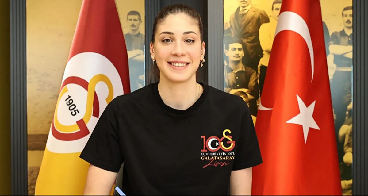 İlkin Aydın Kimdir, Nereli, Kaç Yaşında?<br><br>Doğum tarihi: 5 Ocak 2000<br><br>Yaşı: 25<br><br>Doğum yeri: Ankara, Çankaya<br><br>Kökeni: Artvinli<br><br>Eğitimi: Üsküdar Üniversitesi, Görsel İletişim ve Tasarım Bölümü<br><br>İlkin Aydın voleybola İlbank altyapısında başladı. Ardından TVF Spor Lisesi’nde kısa bir süre forma giydi ve 2017’den bu yana Galatasaray’da oynuyor.<br><br>Milli takım kariyerine 2018’de adım atan İlkin Aydın, Türkiye’yi uluslararası arenada temsil etti. 2023 yılında Avrupa Şampiyonası, Milletler Ligi ve Dünya Kupası’nda altın madalya kazandı. Son olarak 2025 Tayland Dünya Şampiyonası’nda gümüş madalya kazandı.