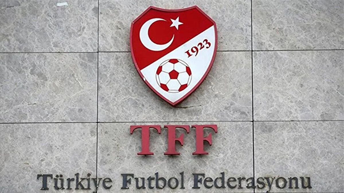 Türkiye Futbol Federasyonu, geçtiğimiz cumartesi günü oynanan Trabzonspor - Gaziantep FK mücadelesindeki yönetimiyle büyük tepki toplayan FIFA kokartlı hakem Arda Kardeşler ile bir toplantı yaptı.