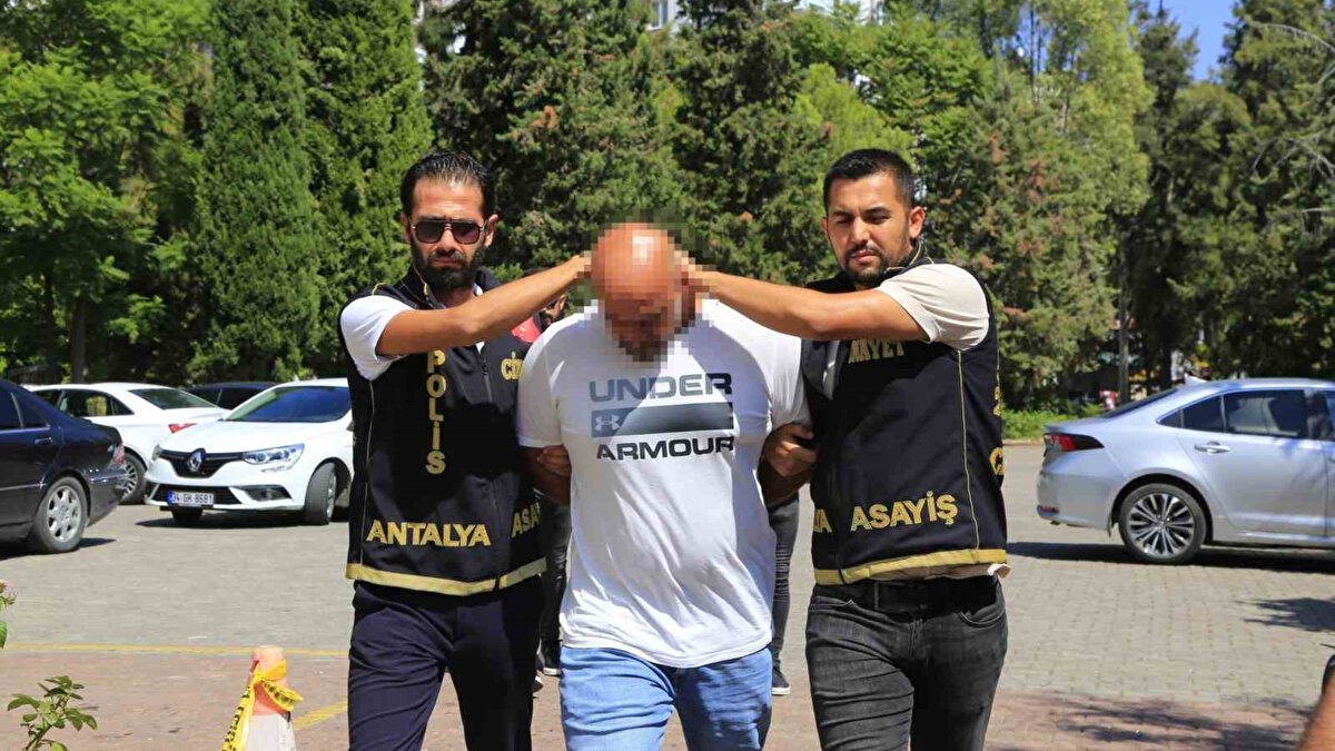 Sanıkların talebiyle dinlenen komşu Ümit E., olay gecesine dair şu ifadeyi verdi: "Gece 03.30-04.00 sıralarında silah sesi duydum ama dışarıdan geldiğini düşündüm. Eşimle birlikte uyandık, bağırtı sesi duymadık."