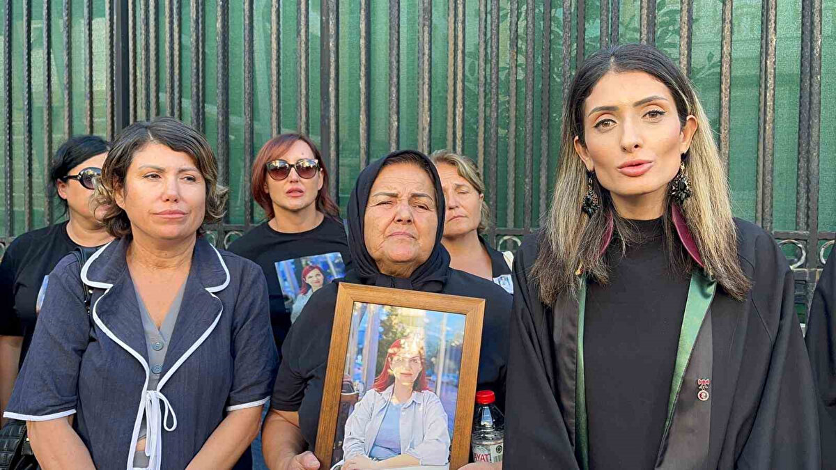 Cinayet, geçen yıl Antalya’da meydana geldi. Boşanma aşamasında olan Savaş Temirhanoğulları, iddiaya göre evine zorla girdiği eşi Fadim Temirhanoğulları’nı tabancayla ateş ederek 9 kurşunla öldürdü. Olay sırasında yanında olduğu belirtilen Fikret İnal da "müşterek fail" sıfatıyla yargılanırken, cumhuriyet savcısı, birleşen dosyada sunduğu esas hakkındaki mütalaasında sanık Savaş Temirhanoğulları’nın, cinayete ilişkin ağırlaştırılmış müebbet istemine ek olarak "silahla tehdit ve hakaret" suçundan da cezalandırılmasını talep etti.