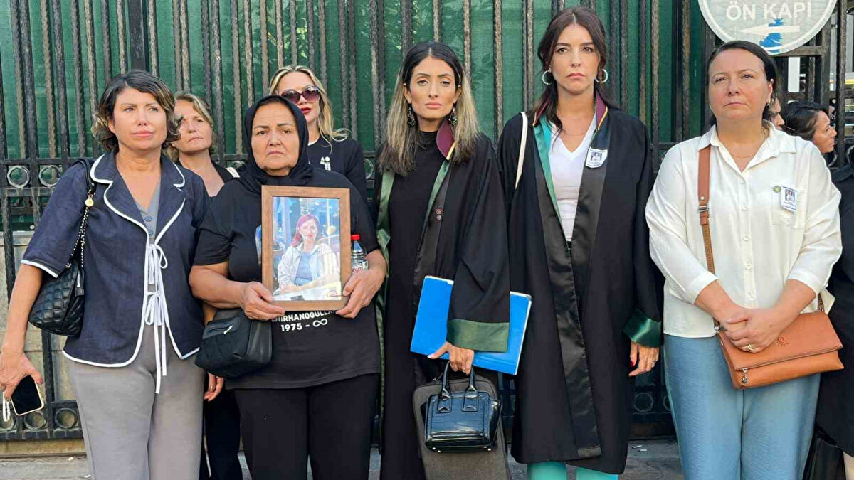 Sanık Savaş Temirhanoğulları, mahkeme başkanının bilirkişi raporuna ilişkin sorusu üzerine, "Olay anını hatırlamıyorum. Yakalanma anında polisleri ben karşıladım. Silahı kendim teslim ettim" dedi.<br><br>Sanık Fikret İnal ise cinayetin ani geliştiğini iddia ederek, "Ben arada kaldım, suçsuzum" diye konuştu.