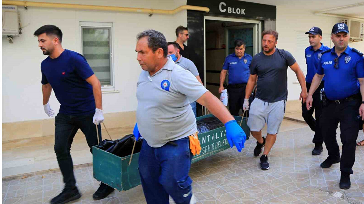 Cumhuriyet savcısı, geçen celsede sunduğu esas hakkındaki mütalaada, sanık Savaş Temirhanoğulları’nın TCK 82’nin (a), (d) ve (f) bentleri uyarınca "eşe karşı, kadına karşı ve tasarlayarak kasten öldürme" suçlarından ağırlaştırılmış müebbet hapis cezası ile cezalandırılmasını talep etmişti. Mütalaada ayrıca, cinayet sırasında olay yerinde bulunan Fikret İnal’ın da "müşterek fail" sıfatıyla aynı cezaya çarptırılması istenmişti.<br>Sanık müdafileri, esas hakkında savunma hazırlıkları gerekçesiyle mütalaaya karşı süre talep etti. Mahkeme heyeti talebi kabul ederek davayı 15 Ekim 2025 tarihine erteledi.