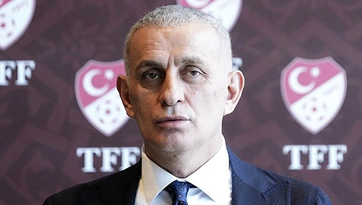 HACIOSMANOĞLU'NUNELER SÖYLEMİŞTİ?<br><br><br>TFF Başkanı İbrahim Hacıosmanoğlu cumartesi günü 1-1 biten Trabzonspor-Gaziantep maçından sonra yaptığı açıklamada hakem Arda Kardeşler için sert ifadeler kullanmıştı. Hacıosmanoğlu şunları söylemişti: “Ben 59 yaşındayım, 40 yılın özetini yapabilirim. Hakem hata yapar, insandır. Ama bu akşam yaşanan bir hata değil. Pozisyonu tekrar tekrar izliyorum, bunun izahı yoktur. 40 yıldır böyle bir şey görmedim. Bunun bedeli ağırdır. Hakem arkadaşı pazartesi federasyona çağırdım. Kendisiyle konuştum. Gereği neyse fazlasını yapacağım. Tek hedefimiz, adil ve eşit mesafede futbola hizmet etmek. Eğer buna rağmen böyle hareketler yapılıyorsa, bunun bedeli çok ağırdır. Gereğinin nasıl yapılacağını kamuoyu görecek.”