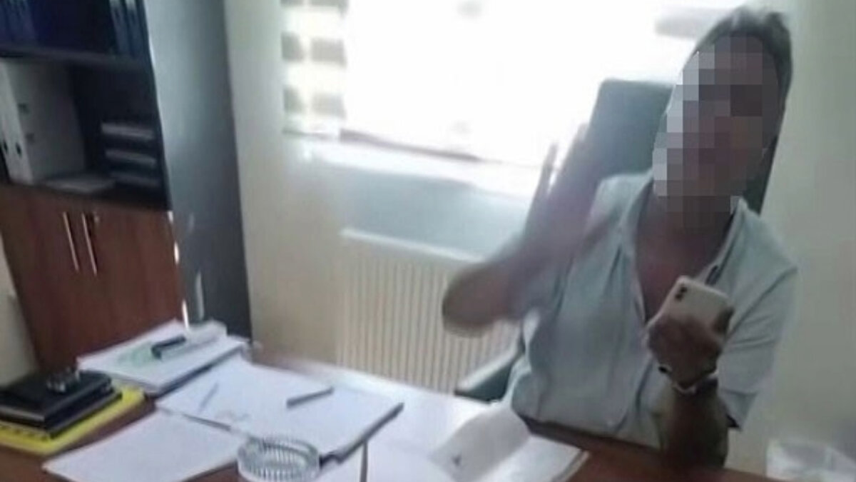 Olay, Kocaeli’nin Körfez ilçesinde meydana geldi. Edinilen bilgiye göre, sebepsiz yere işten çıkarıldığını iddia eden kadın, görüşmek için şantiye şefinin yanına gitti. 