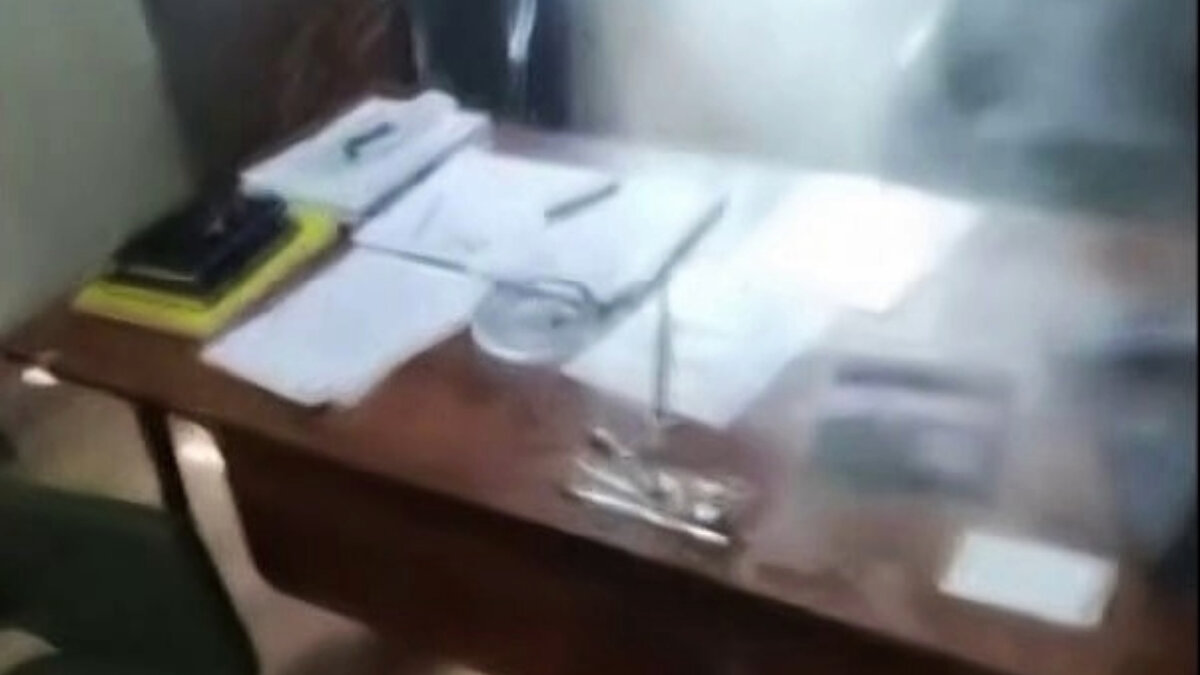 Ardından ise ’gerekçe, şimdi git gerekçeni göster’ diyerek odadan ayrıldı. Kaynar su üzerine dökülen şantiye şefi hastaneye kaldırıldı. Kadının ise ifadesi alınmak üzere karakola götürüldüğü öğrenildi. Konu ile alakalı inceleme sürüyor.