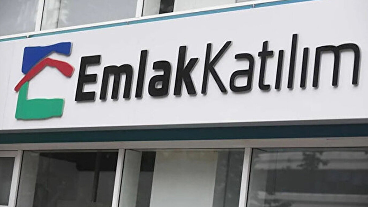 Çekilişli ve müşteri bazlı sistem nasıl işliyor?<br><br>Emlak Katılım iki farklı model sunuyor:<br><br>Çekilişli model: Katılımcılar, ödedikleri aylık taksitlerle noter huzurunda yapılan çekilişlere katılıyor. Çekilişte adı çıkan kişiler, finansman desteğini erken alarak ev veya araba sahibi olabiliyor.<br><br>Müşteri bazlı model: Bu yöntemde teslim tarihi tamamen katılımcının tercihiyle belirleniyor. Çekiliş beklemeden, ödeme gücüne göre planlanan tarihte teslimat yapılıyor.<br><br>Bu sayede vatandaşlar ister çekilişle erken teslim alma şansı yakalıyor, ister teslim tarihini kendisi seçerek planlı bir şekilde finansmandan yararlanabiliyor.