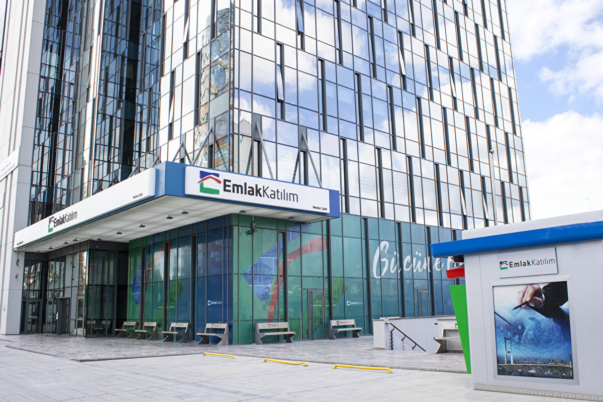 Emlak Katılım Tasarruf Finansman faizli mi? → Hayır, sistemde faiz uygulanmıyor.<br><br>Çekilişsiz ev alma imkânı var mı? → Evet, müşteri bazlı modelle çekiliş beklemeden teslim tarihi belirlenebiliyor.<br><br>Peşinat şart mı? → Hayır, isteyen sıfır peşinatla sisteme girebilir.<br><br>Başvuru nereden yapılır? → Tüm Emlak Katılım şubelerinden başvuru yapılabilir.