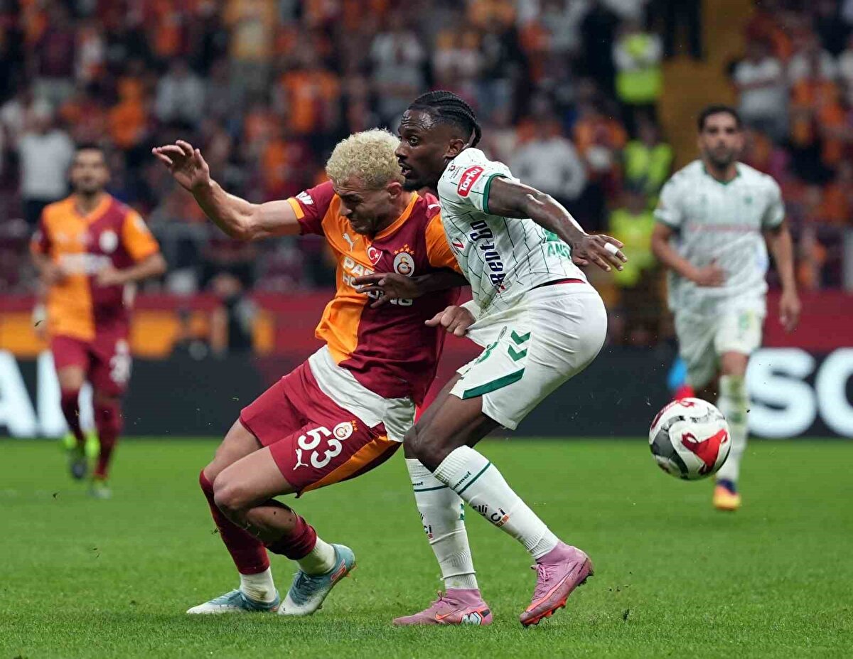 Bülent Timurlenk: "Sane, yeteneklerine eşlik edecek bir vücuda bugünlerde sahip değil. Buna İcardi’nin de benzer mazeretini eklediğinizde ve bu ikilinin maçı bitiren 11’de olduğunu gördüğünüzde, özellikle son 20 dakikada tribünlerin canını sıkan Konya futbolunun nedenlerini görebilirsiniz. Geçen sezon 3-0’dan 3-3’e çok hatırası olan Okan Buruk’un 75’te “bitti” muamelesi çekmesi hata. Beş oyuncu değişikliğini bitirdiğinizde bir oyuncunuz sakatlansa ne yapacaksınız…" (SABAH)