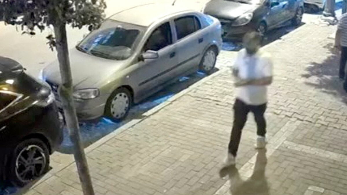 Bu sesi duyarak ATM'ye yönelen kişi, parayı alarak olay yerinden uzaklaştı. Yaşananlar ise bir iş yerinin güvenlik kamerasına yansıdı.