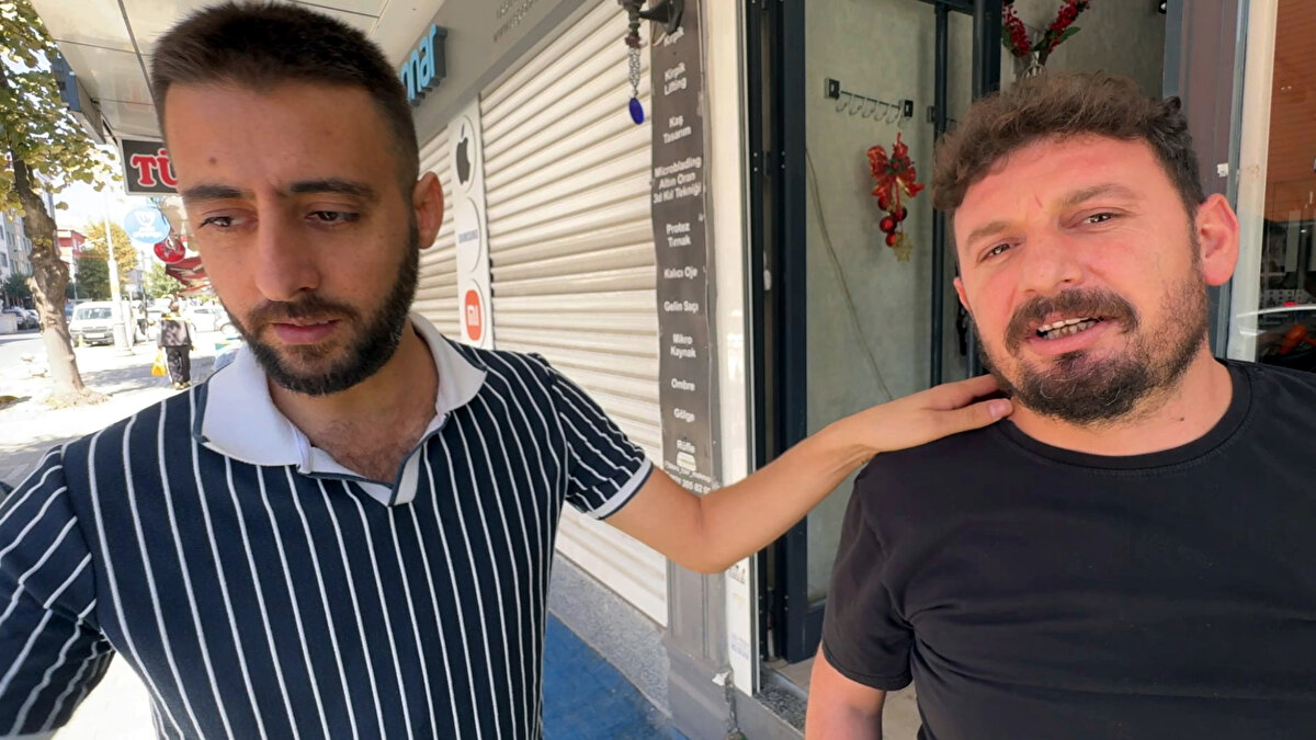 Kirasını ev sahibine ulaştıramayan Ali Sevim, "Çaresiz ödeyeceğiz. Ev sahibinden zaman istedik. İki hafta süre verdi. Para bulursak ödeyeceğiz" dedi. Parayı yatırdığı sırada yanında bulunan Şerif Yalçın ise, “ATM’ye 21 bin lirayı atırdık. Bize 200 lirayı geri verdi. Son olarak onaylama tuşu kalmıştı. ATM öterken biz uzaklaştık. Arkamızdan biri geliyor parayı alıp gidiyor. Elimizde iki ayrı kamera kaydı var. Bu arkadaşımız mağdur. Gerekli yerlere başvurduk. Polise başvurduk. Bu hırsızlıktır. Bunu götürüp polise verebilir" dedi.