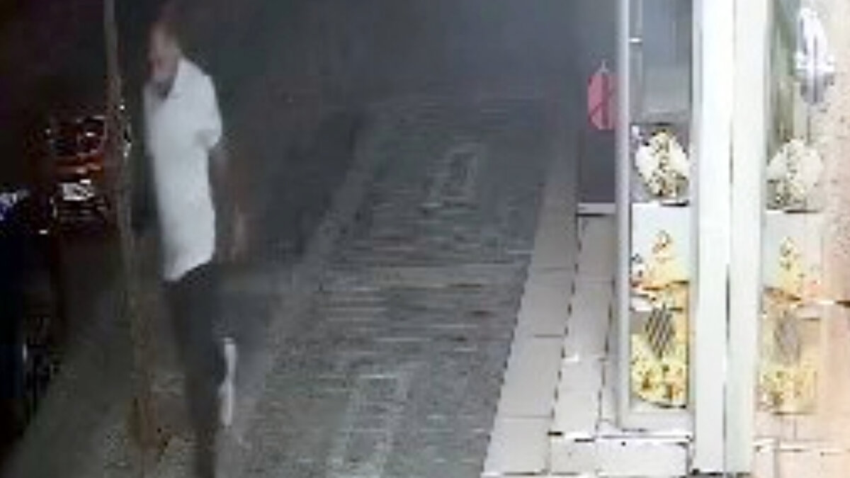 Parayı hazneye koyan Şerif Yalçın, son olarak onay tuşuna basmadan arkadaşları ile oradan ayrıldı. Üç arkadaş oradan uzaklaştıktan bir süre sonra ödemeyi geri iade eden ATM'den uyarı sesi çıkardı.