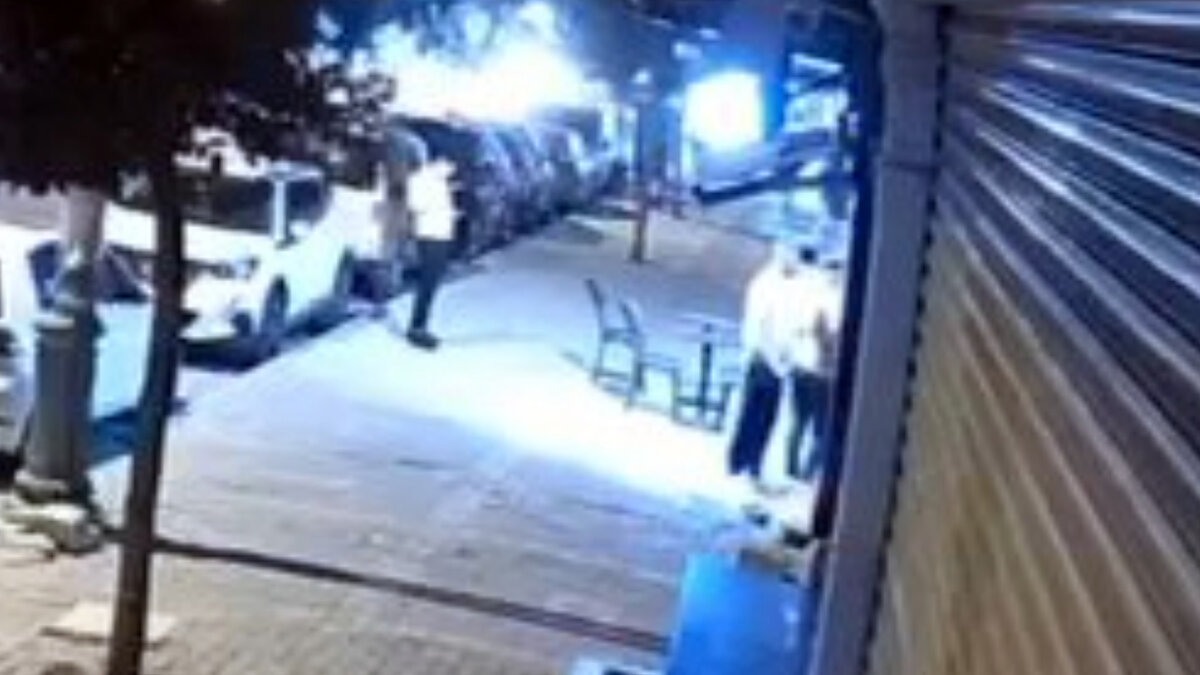  Olay, geçtiğimiz günlerde Mustafa Kemal Paşa Mahallesi'nde meydana geldi. İş yerinden çıkan üç arkadaş, ATM'den Ali Sevim'in 21 bin liralık kirasını ödemek istedi.