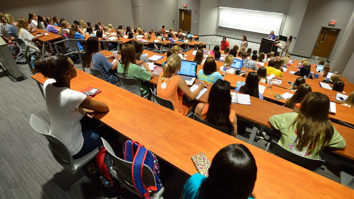 İBB BURS BAŞVURUSU İÇİN İSTENEN BELGELER<br>Sabıka kaydı<br>Öğrenci belgesi<br>Öğrencinin not durumunu gösteren transkript<br>Bursluluk belgesi<br>Öğrenci Bekar ise Ailenin maddi durumunu gösteren belgeler (Gelir belgesi, Maaş bordrosu vb.)<br>Öğrenci Evli ise öğrencinin kendi ve eşinin maddi durumunu gösteren belgeler (Gelir belgesi, Maaş bordrosu vb.)<br>Varsa kendisinin ya da aile bireylerinin engelli raporu fotokopisi<br>Varsa Okuyan kardeşlerin öğrenci belgesi (öğrenimine devam eden kardeşler dikkate alınacaktır. Açık öğretimde okuyan kardeşler değerlendirmeye alınmaz.)<br>Tüm süreç Kişisel Verilerin Korunması Kanunu’na (KVKK) uygun olarak yürütülecektir.<br><br>