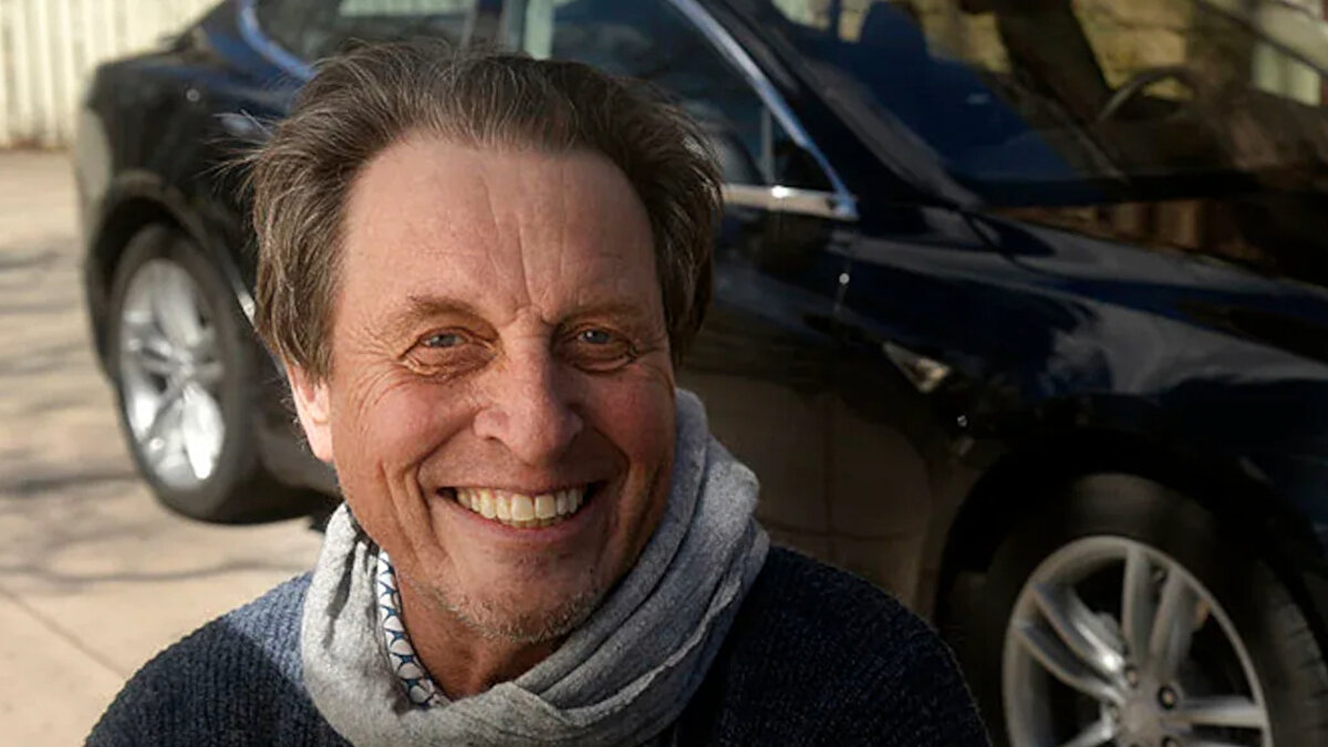 New York Times (NYT) gazetesinin ulaştığı mektuplara, e-postalara, aile üyeleriyle görüşmelere, polis ve mahkeme tutanaklarına dayandırdığı haberinde, Elon Musk'ın uzun süredir görüşmediğini söylediği 79 yaşındaki babasına yönelik iddialar ele alındı.