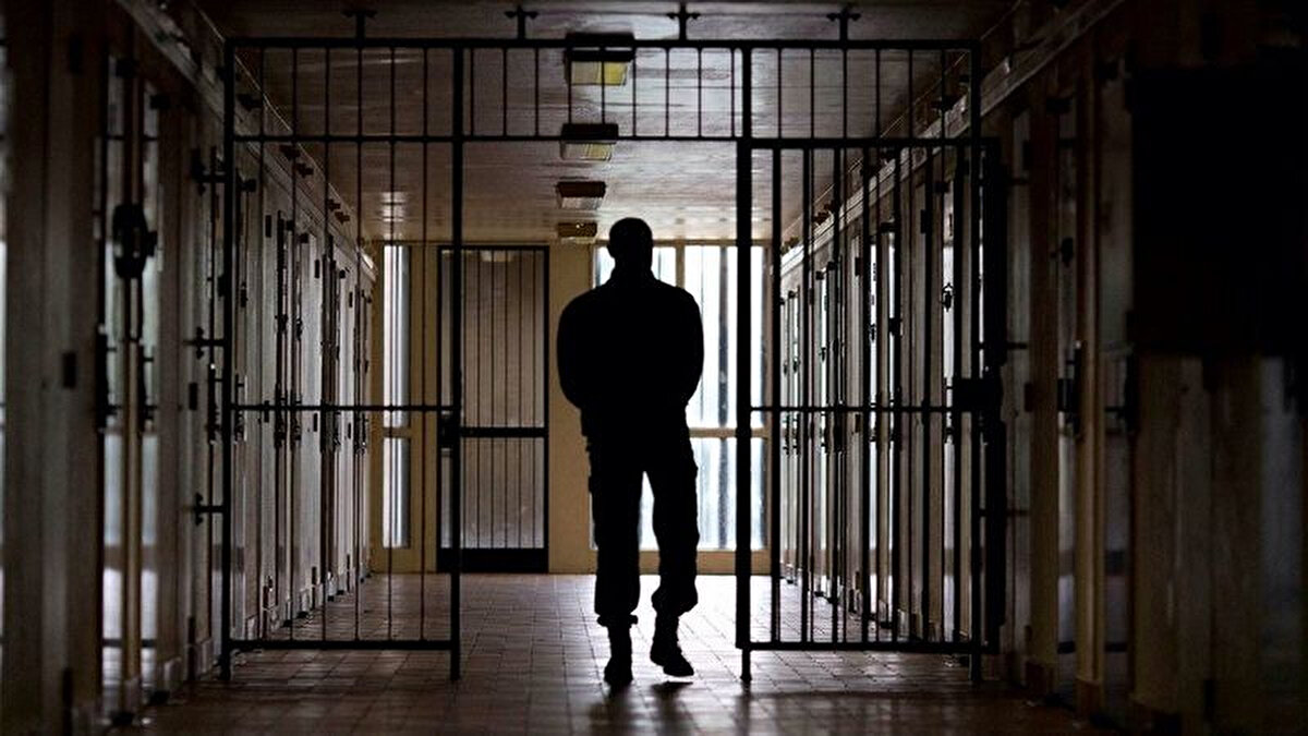 Paketin öne çıkan düzenlemeleri arasında şunlar bulunuyor:<br><br>Bilişim suçlarıyla mücadele: Dolandırıcılık, sanal bahis ve sanal kumar gibi suçların önlenmesi için cezaların caydırıcılığı artırılacak. Özellikle gençleri hedef alan internet dolandırıcılıkları için yargının elindeki araçlar güçlendirilecek.