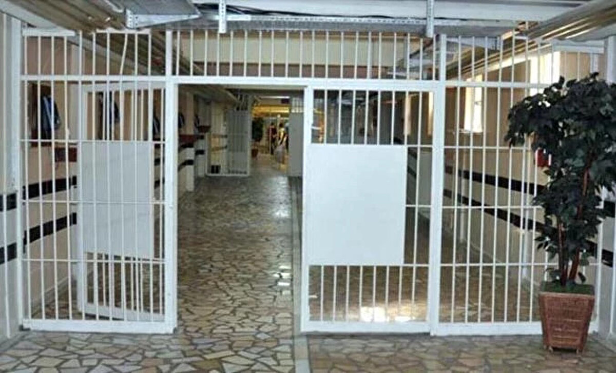 Af çıkacak mı?<br><br>Son dönemlerde kamuoyunda en çok merak edilen konuların başında “af” geliyor. Ancak Adalet Bakanı Yılmaz Tunç, af anlamına gelebilecek herhangi bir düzenleme olmadığını açıkça belirtti. Bu nedenle 11. Yargı Paketi’nde genel af ya da özel af yer almayacak.