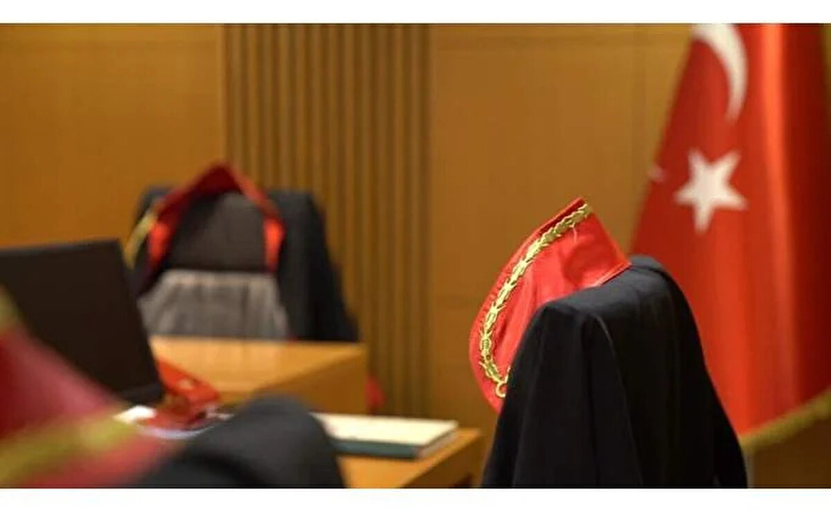 11. Yargı Paketi maddeleri özetle<br><br>Bilişim suçlarına yönelik cezaların artırılması<br><br>Düğün ve asker uğurlamalarında havaya ateş açanlara yaptırım<br><br>Trafikte yol kesme gibi eylemlerin suç kapsamına alınması<br><br>Çocukların cezai sorumluluğunda yaşa göre indirimlerin yeniden düzenlenmesi<br><br>Af düzenlemesinin yer almaması