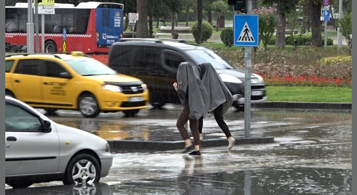 İstanbul Teknik Üniversitesi (İTÜ) İklim Bilimi ve Meteoroloji Mühendisliği Bölümü Dr. Öğretim Üyesi Deniz Demirhan, yaptığı açıklamada, Türkiye'de haziran, temmuz, ağustosta sıcaklıkların ortalamanın üzerinde olduğunu söyledi.