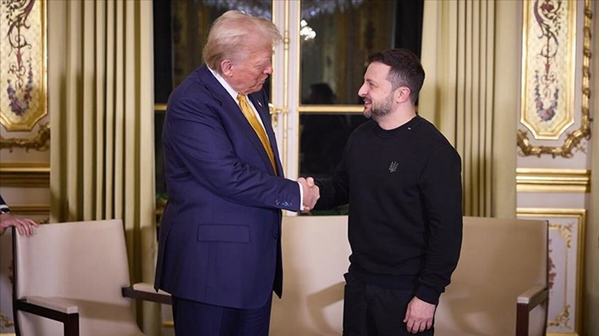 ABD Başkanı Donald Trump ile Ukrayna Devlet Başkanı Zelenskiy, New York’ta kritik bir görüşme gerçekleştirdi. İkili zirvede, Rusya’ya ait savaş uçakları ve İHA’ların son haftalarda NATO hava sahasında gerçekleştirdiği ihlaller de gündeme geldi.<br><br>Trump, son zamanlarda Rusya ile NATO ülkeleri arasında yaşanan hava ihlalleri konusunda sert bir açıklama geldi. Trump, "NATO ülkeleri, Rus uçaklarının NATO hava sahasına girmesi durumunda uçakları düşürmeli" dedi.