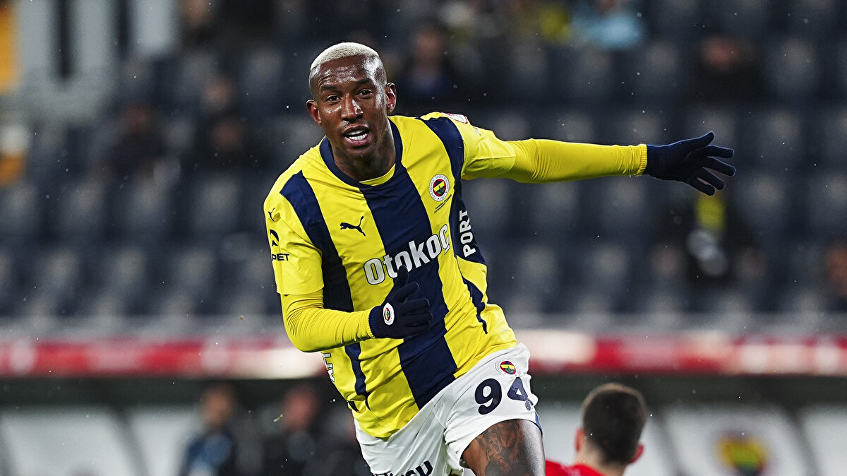 ANDERSON TALİSCA OYNAYACAK MI?<br>UEFA Avrupa Ligi'nde ilk maçına çıkacak olan Fenerbahçe'de 2 eksik bulunuyor. Şampiyonlar Ligi play-off turunda Benfica maçında kırmızı kart görerek cezalı duruma düşen Anderson Talisca karşılaşmada forma giyemeyecek. Jhon Duran ise sakatlığı nedeniyle kadroda yer almıyor.
