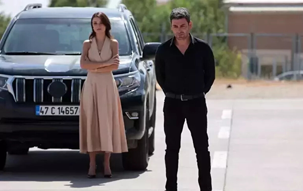 Uzak Şehir 30. bölümde neler oldu?<br><br>Son bölümde Mine ağır yaralı şekilde hastaneye kaldırıldı ve acil ameliyata alındı. Alya’nın tüm çabasına rağmen bebeğini kaybeden Mine, büyük bir yıkım yaşadı. Öte yandan Cihan, Boran’ın mezarında gördüğü gizemli kadınla karşılaşınca yeni sorularla yüzleşti.