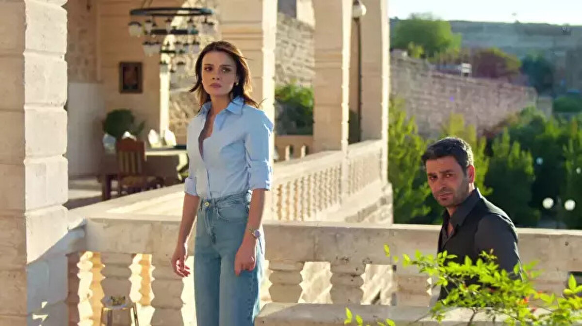 Uzak Şehir son bölüm full izle<br><br>Heyecan dolu sahneleriyle gündem olan Uzak Şehir son bölüm full izle seçeneği, Kanal D’nin resmi internet sitesi ve YouTube kanalında tek parça olarak yayınlandı.