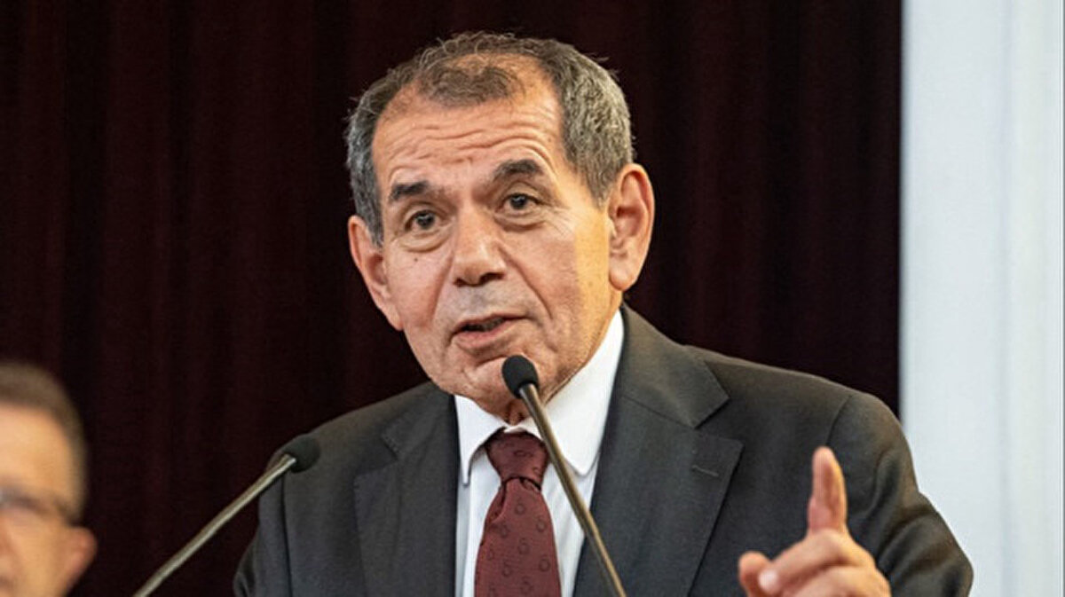 ÖZBEK FRANKFURT MAÇI HAKKINDA DA KONUŞTU<br><br>Şampiyonlar Ligi'ndeki 5-1'lik Eintracht Frankfurt yenilgisine de değinen Özbek, “Beklemediğimiz bir sonuç aldık. Bu bir turnuva, 8 maç var. Hedeflerimiz var. İlk 8'in içinde, daha sonra 24'ün içinde mutlaka olmalı ve devam etmeliyiz. Çok iyi başlayan maç sonrasında bizi üzmüştür. Teknik kadroya inancımız tamdır. Bu kadroyla 3 sene peş peşe şampiyon olduk. Bu kadromuzun bundan sonraki maçlarda Galatasaray'ın beklediği sonuçları alacağından eminiz. Bu başarı çizgisini yakaladığımızı önümüzdeki günlerde göreceksiniz” şeklinde konuştu.<br><br>