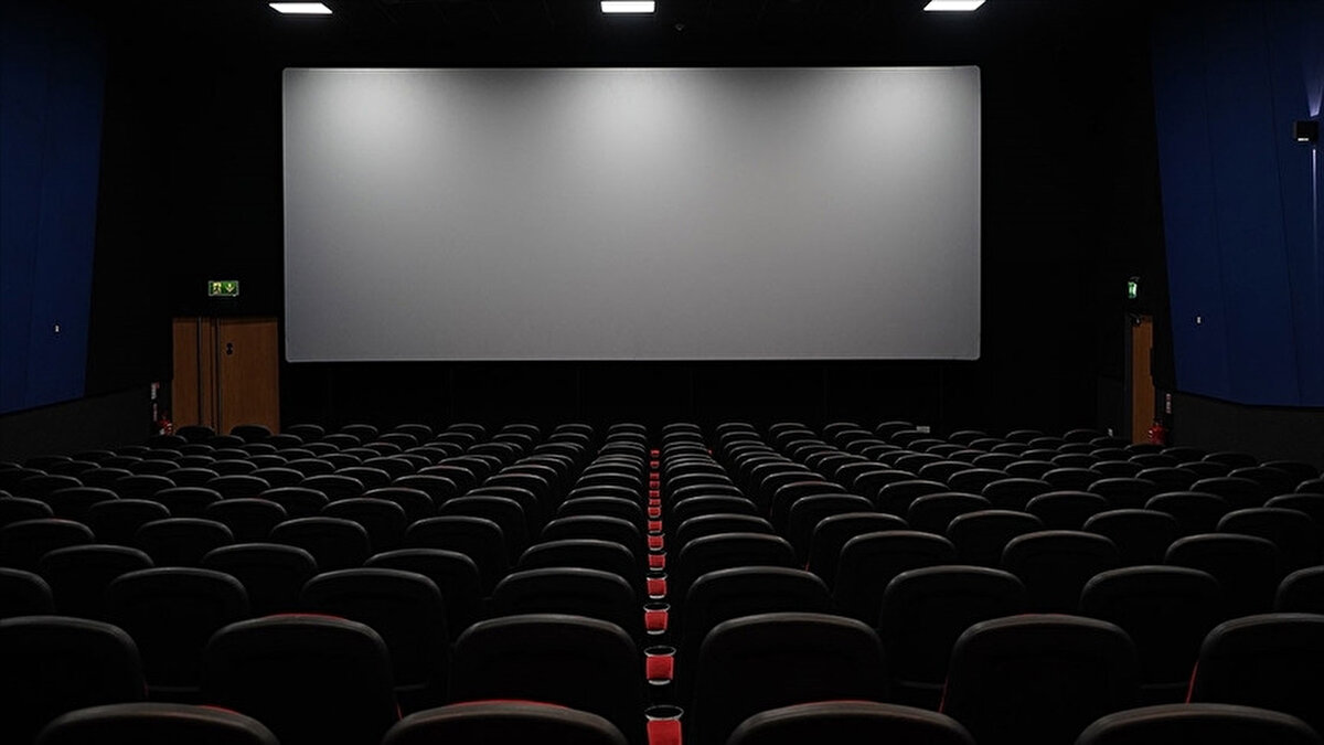 Sinema Festivali hangi salonlarda geçerli?<br><br>Festival, Türkiye’nin dört bir yanında 80 şehirde 250 farklı lokasyonda ve yaklaşık 1500 sinema salonunda düzenlenecek. Ancak katılımcı sinema salonlarının tam listesi henüz açıklanmadı. Önümüzdeki günlerde salon listelerinin kamuoyuyla paylaşılması bekleniyor.