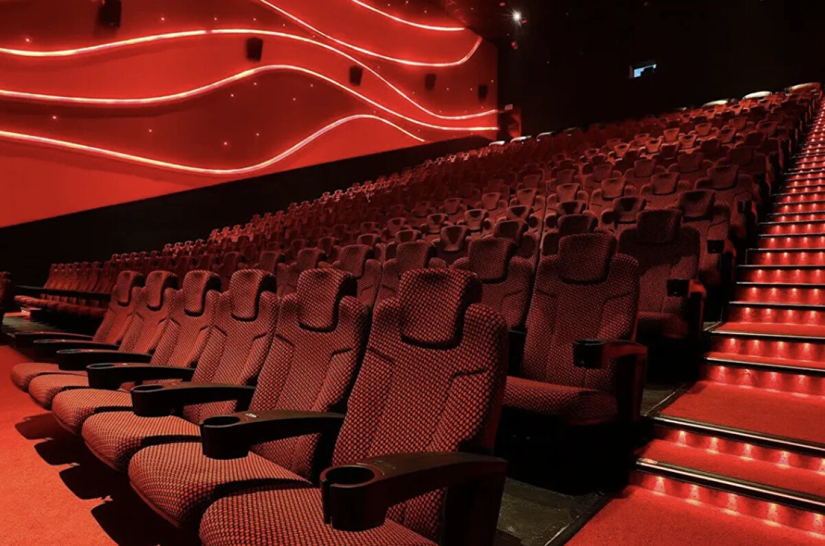 "Beyaz perdenin tadını çıkarın"<br><br>Sinema Genel Müdürü Birol Güven, sosyal medya hesabından yaptığı açıklamada, “Filmler en iyi beyaz perdede izlenir. Beyaz perdenin tadını çıkarmak için bu çok iyi bir fırsat” ifadelerini kullandı.