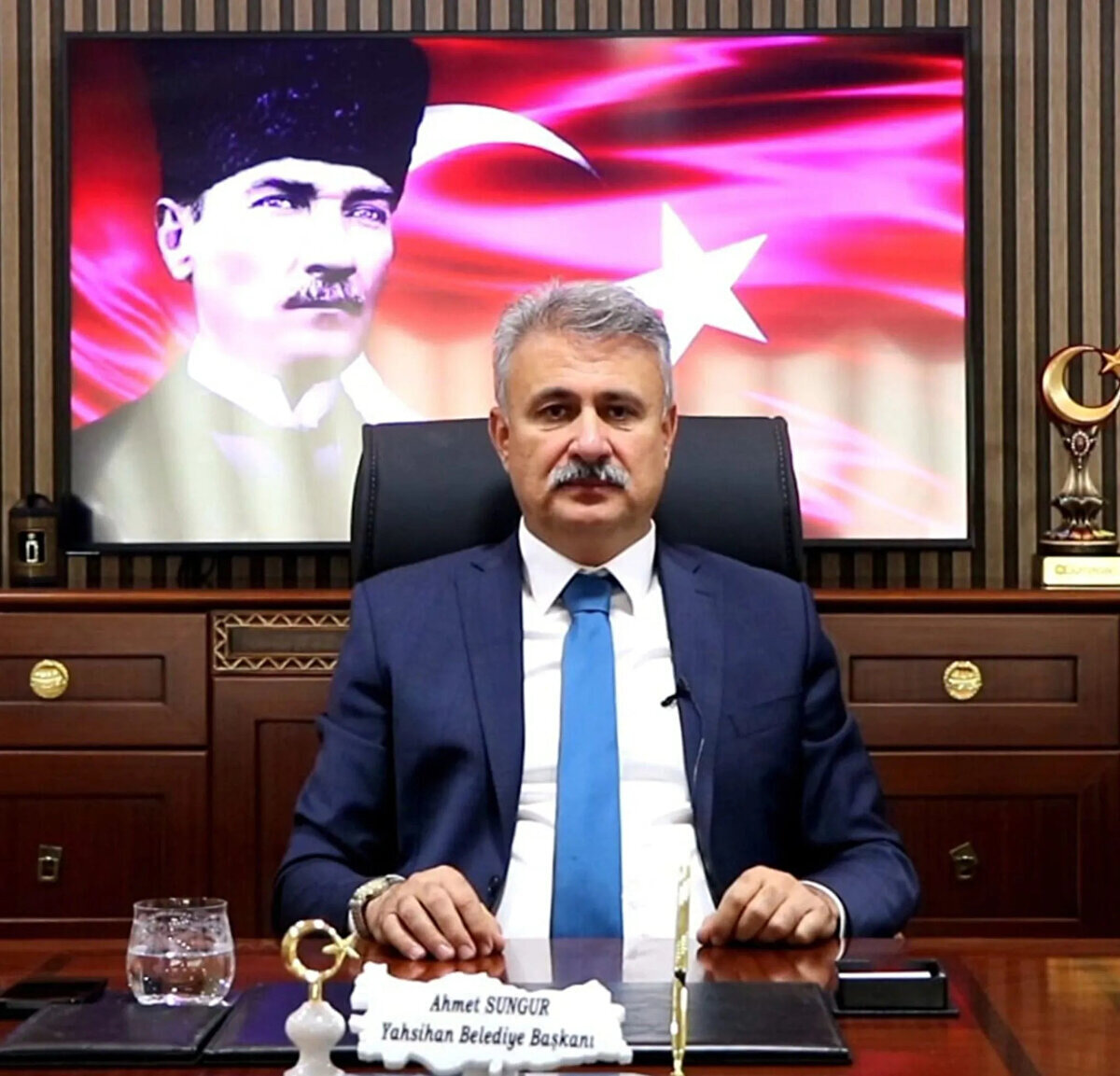 1989 yılında Yahşihan Belediyesine memur olarak atandı ve Köy Hizmetleri bünyesinde elektrik teknikeri olarak görev aldı.