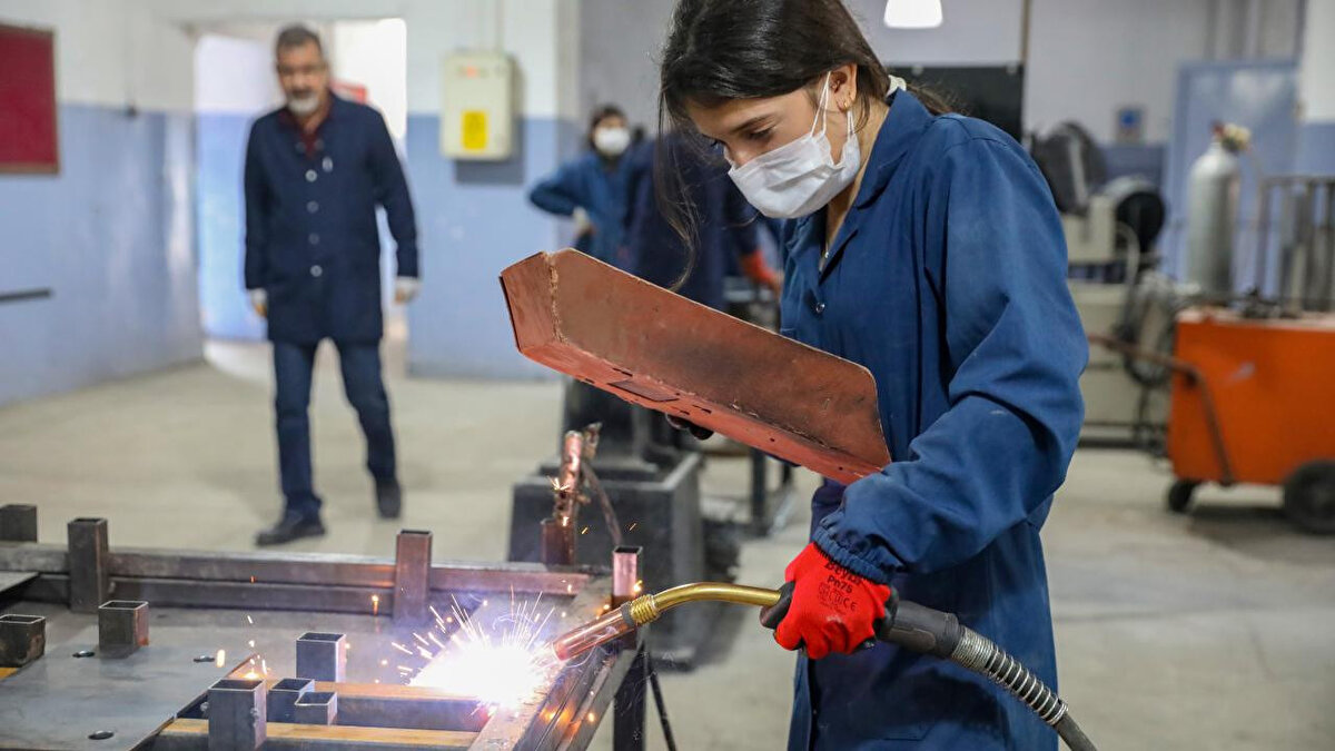 Staj ve Çıraklık Sigortasında Mevcut Durum<br><br>Öğrencilerin eğitim döneminde yaptıkları staj ve çıraklık çalışmaları şu an için kısa vadeli sigorta kapsamına giriyor. Bu sigorta türü yalnızca iş kazası, meslek hastalığı ve hastalık sigortasını kapsıyor; emeklilik primleri ödenmiyor. Bu nedenle gençlerin staj ve çıraklık süreleri, emeklilik hesaplamasında dikkate alınmıyor.