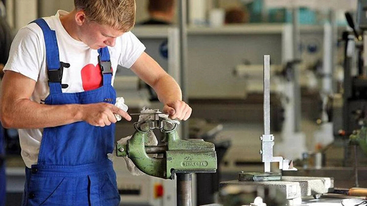 Meclis Takvimi ve Yasalaşma Beklentisi<br><br>Staj ve çıraklık sürelerinin emekliliğe eklenmesine dair teklif, Meclis gündeminde. Yeni yasama yılı 1 Ekim 2025’te başlayacak, bu tarihten itibaren teklifin görüşülmesi ve yasalaşması bekleniyor. Düzenleme yasalaşırsa, geçmiş dönemdeki staj ve çıraklık süreleri için de borçlanma yoluyla prim ödenerek emeklilik süresine dahil edilebilecek