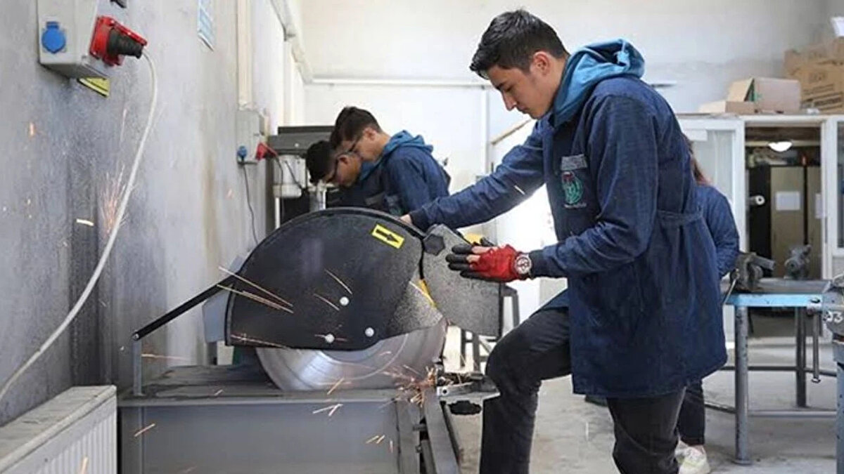 Meclis’e Sunulan Kanun Teklifiyle Neler Değişecek?<br><br>2025 Mayıs ayında Meclis’e sunulan kanun teklifi, staj ve çıraklık sigortalarının emeklilik süresine dahil edilmesini öngörüyor. Teklifte yer alan düzenleme ile;<br><br>Mesleki eğitim alan aday çırak ve çıraklar,<br><br>İşletmelerde mesleki eğitim gören öğrenciler,<br><br>Mesleki ve teknik ortaöğretim ile yükseköğrenim sırasında staja tabi tutulan öğrenciler,<br><br>Kamu projelerinde görevli bursiyerler ve kısmi zamanlı çalışan öğrencilerin<br><br>çıraklık ve staj süreleri, emeklilik primine sayılabilecek.