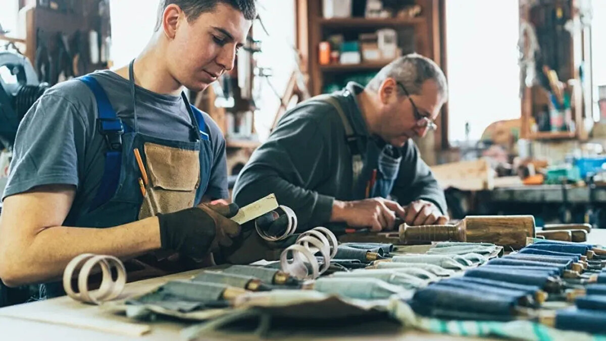 Staj Süreleri Emekliliğe Eklenirse Kimler Faydalanacak?<br><br>Özellikle EYT uygulamasının ardından gençlerin staj ve çıraklık süreleri emeklilik açısından daha kritik hale geldi. Teklif yasalaşırsa;<br><br>7438 Sayılı Kanun kapsamında emekli aylığı alabilenler,<br><br>Daha önce staj ve çıraklık süreleri nedeniyle eksik prim sorunu yaşayanlar,<br><br>bu yeni düzenleme ile staj ve çıraklık dönemlerini emeklilik primine ekleyebilecek.