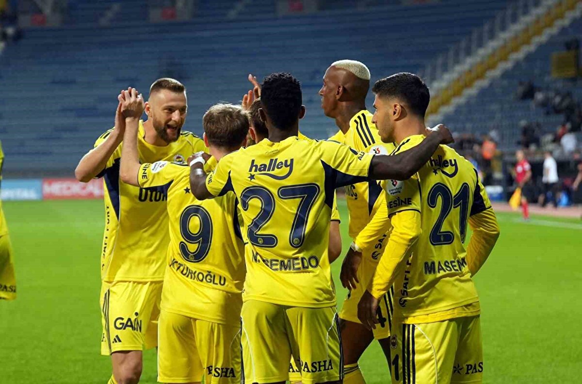 Geçtiğimiz sezonun ara transfer döneminde Al Nassr'dan bedelsiz olarak Fenerbahçe'ye transfer olan Talisca, son maçlardaki kötü performansıyla taraftarın eleştirilerine maruz kaldı. 