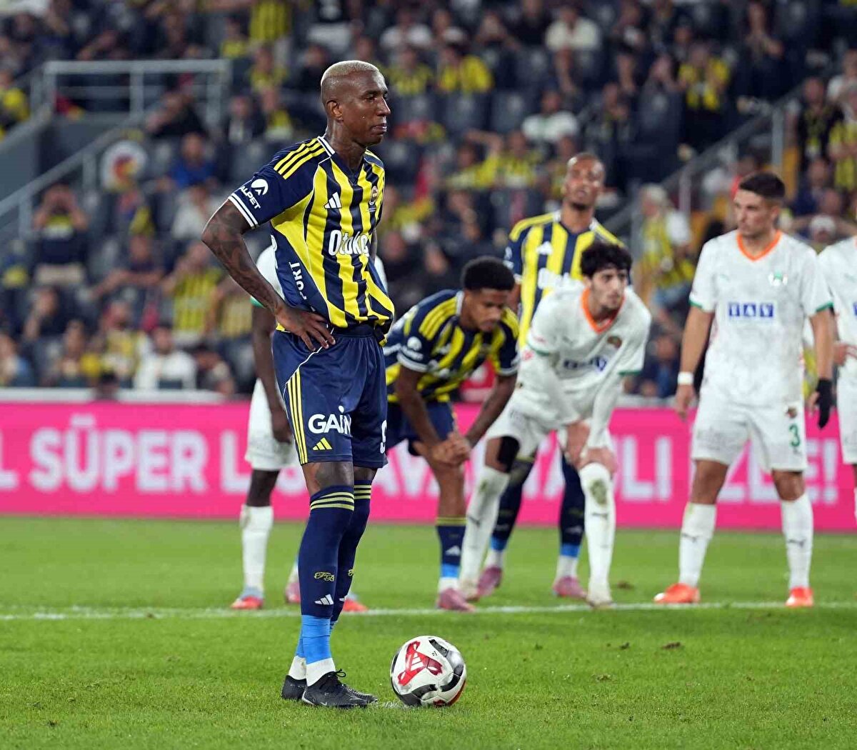 "SON 10 YILDA GÖRDÜĞÜM EN KÖTÜ TRANSFER"<br>Fenerbahçe'nin Talisca transferini eleştiren Emre Özcan, "Talisca transferi son 5-10 yılda gördüğüm en kötü transfer. Bir kulübün gidişatını bu kadar baltalayan bir transfer hatırlamıyorum. O maaşı verdiğiniz oyuncuyu oynatmak zorunda kalıyorsunuz. Onu oynatmak için takımı bozuyorsunuz." ifadelerini kullandı. 