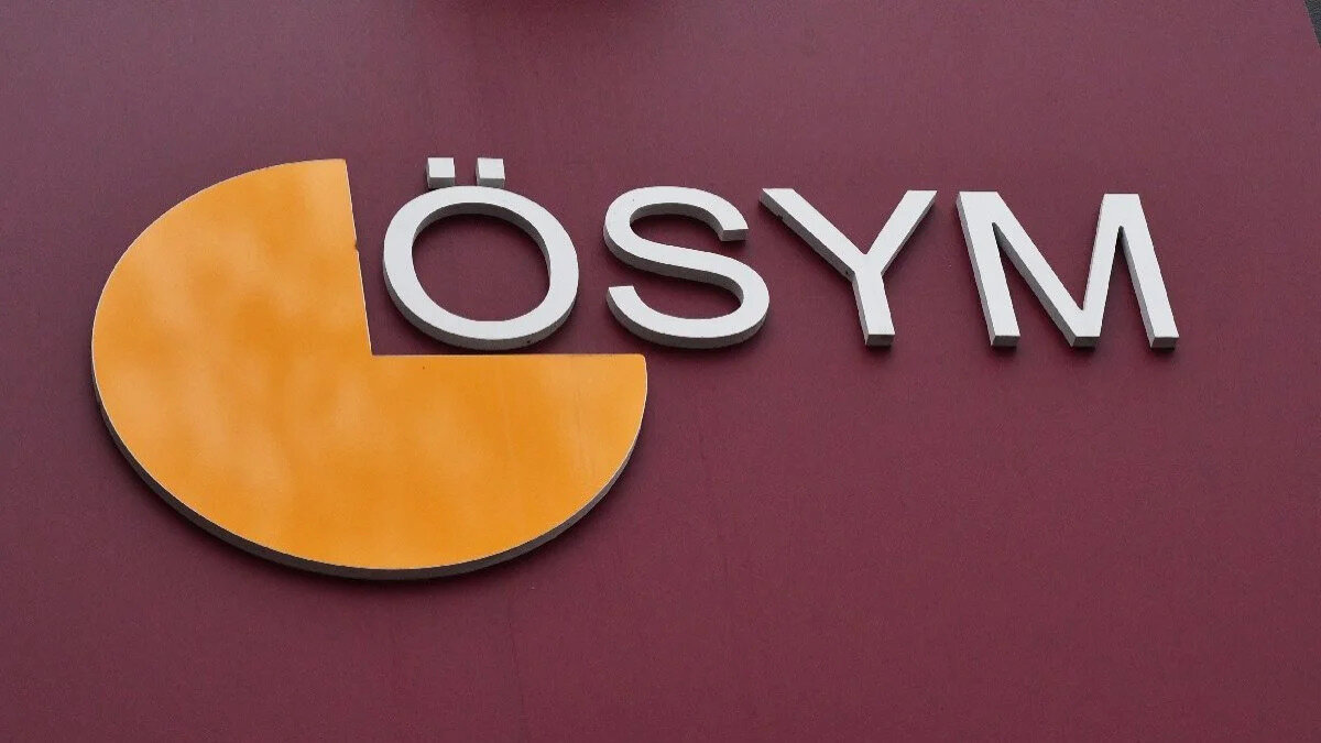 ÖSYM AÇIKLAMASI<br>2025 Yükseköğretim Kurumları Sınavı (YKS) sonuçlarına göre 2025-2026 eğitim öğretim yılı için yükseköğretim programlarına ek yerleştirme işlemleri, ÖSYM tarafından yapılacaktır.<br><br>Adaylar, 2025-YKS Ek Yerleştirme için tercihlerini, 25-30 Eylül 2025 tarihleri arasında T.C. kimlik numarası ve şifresiyle ÖSYM'nin https:ais.osym.gov.tr adresinden veya ÖSYM Aday İşlemleri Mobil Uygulaması'ndan bireysel olarak kendileri yapacaktır. Tercih işlemleri, 25 Eylül 2025 tarihinde saat 14.00'te başlayacak ve 30 Eylül 2025 tarihinde saat 23.59'da sona erecektir.<br><br>2025-YKS Yükseköğretim Programları Ek Yerleştirme Kılavuzu'na, aşağıdaki bağlantıdan erişilebilecektir. Bu Kılavuz, adaylara ve diğer ilgililere ön bilgi vermek amacıyla yayımlanmaktadır. Tercih yapacak adayların tercih süresi içinde ÖSYM'nin internet adresinden yayımlanacak Kılavuz'u dikkatle incelemeleri, tercihlerini Kılavuz bilgileri doğrultusunda yapmaları gerekmektedir.<br><br>Ek yerleştirme işlemleri, 2025 Yükseköğretim Kurumları Sınavı Kılavuzu, 2025-YKS Yükseköğretim Programları ve Kontenjanları Kılavuzu ile 2025-YKS Yükseköğretim Programlarına Ek Yerleştirme Kılavuzu'nda belirtilen kurallar doğrultusunda yapılacaktır.