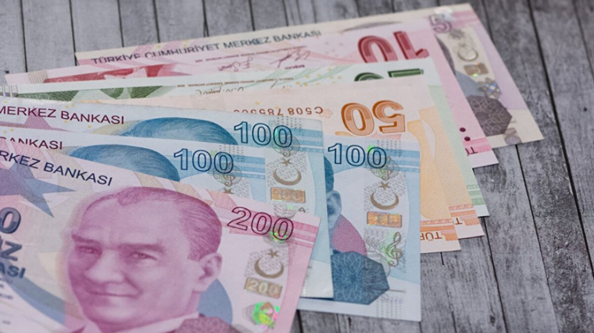 Faiz indirimleri yavaşlayacak<br><br>BBVA’ya göre faiz indirimleri devam edecek fakat daha yavaş tempoda olacak.<br>Politika faizinin:<br><br>2025 sonunda %36,5<br><br>2026 sonunda %30 seviyesine inmesi bekleniyor.