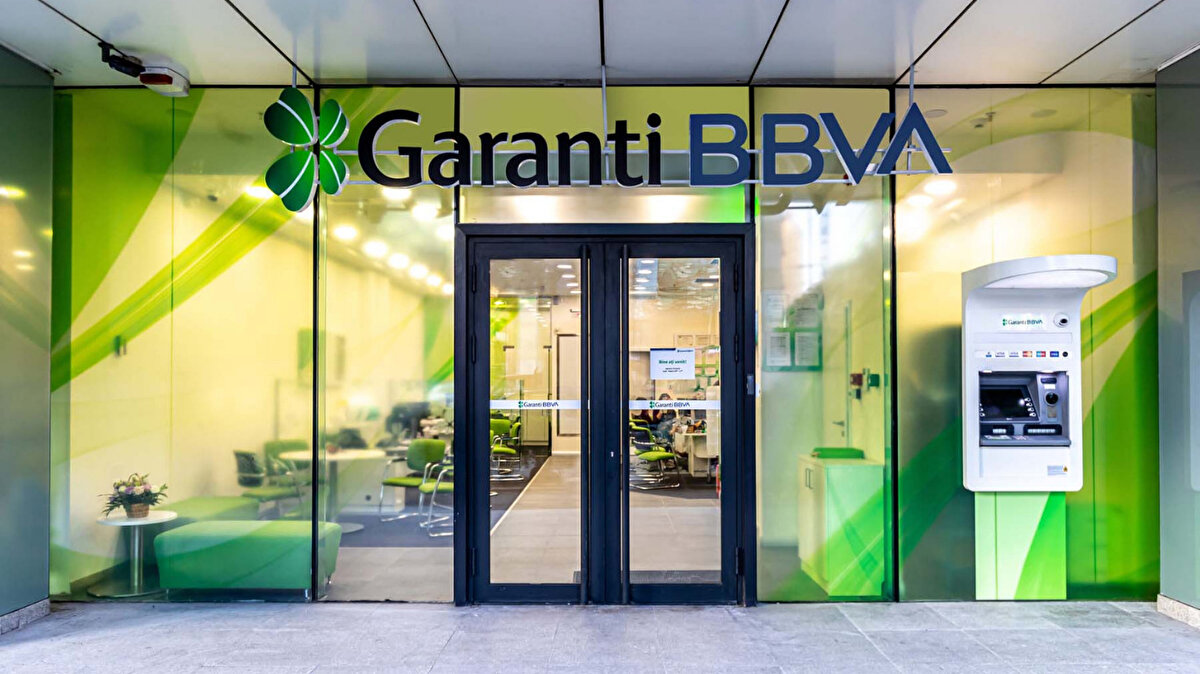 Riskler ağırlıklı olarak aşağı yönlü<br><br>BBVA’ya göre; küresel finansal oynaklık, gelişen piyasalara olan ilginin azalması, ABD’de Trump yönetiminin Avrupa’ya yönelik olası politikaları ve Türkiye’deki iç siyasi belirsizlikler, ekonomi üzerinde aşağı yönlü risk unsurları olarak öne çıkıyor.