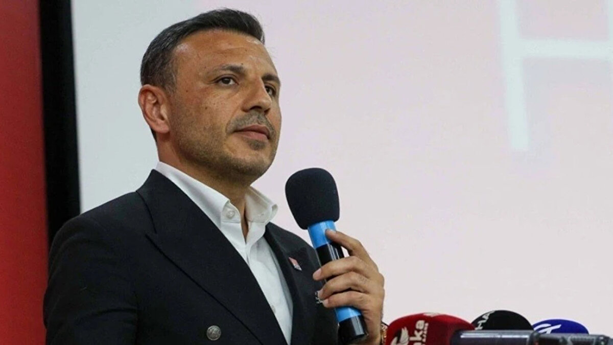 CHP İstanbul İl Başkanı Özgür Çelik kimdir?<br><br>CHP İstanbul İl Başkanı Özgür Çelik, 1981’de Sivas’ta doğdu. Lisans eğitimini iletişim alanında tamamladı.