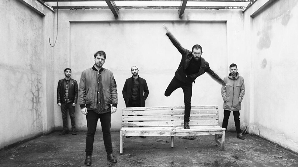 “Adamlar olarak bir süreliğine faaliyetlerimizi durdurma kararı aldık. Bu nedenle tüm konserlerimiz iptal edilmiştir.” ifadeleri, sevenlerinde hayal kırıklığı yarattı. Grubun son sahne performansı, Avrupa Hareketlilik Haftası kapsamında AOÇ’de verdikleri Ankara konseri olarak kayıtlara geçti.