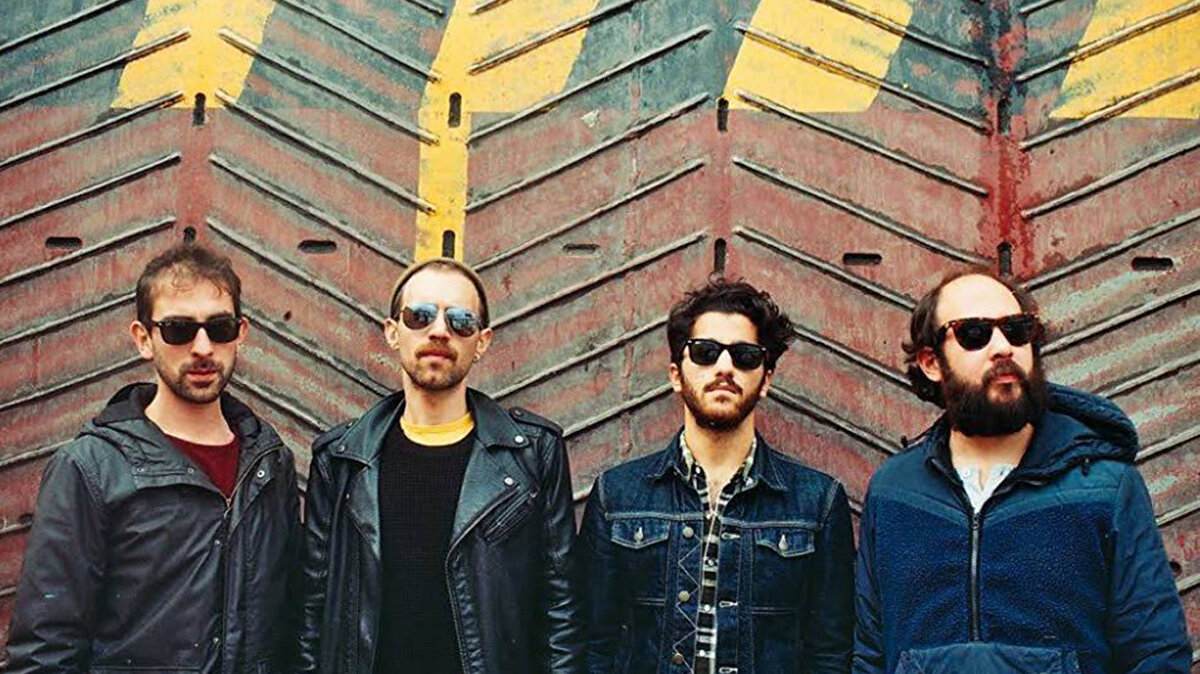 Vokalde Tolga Akdoğan, gitarda Gürhan Öğütücü, basta Berat İşçioğlu ve davulda Berkan Tilavel yer alıyor. Grup kısa sürede popülaritesini artırdı.