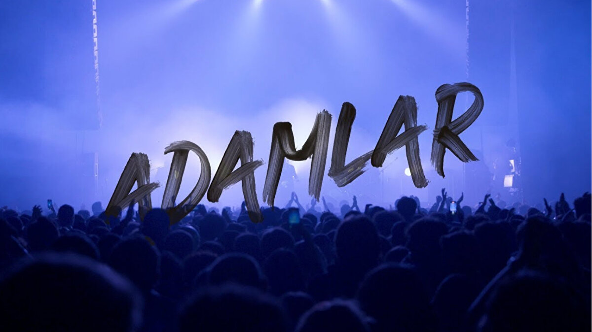 2014’te kurulan Adamlar, Türk alternatif rock sahnesinin en sevilen gruplarından biri oldu. “Rüyalarda Buruşmuşuz”, “Hikaye” ve “Acının İlacı” gibi şarkılarla büyük bir kitleye ulaştılar.