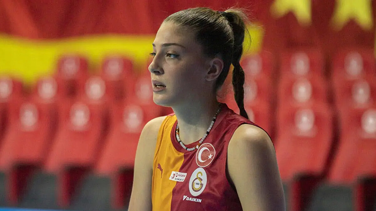 İlkin Aydın sakatlandı mı?<br><br>Galatasaray Daikin Kadın Voleybol Takımı kaptanı İlkin Aydın, hazırlık maçında yaşadığı sakatlık nedeniyle iki hafta sahalardan uzak kalacak.<br><br>Galatasaray Daikin'den yapılan açıklama şu şekilde:<br><br>"Galatasaray Daikin Kadın Voleybol Takımı Kaptanı İlkin Aydın’ın yeni sezon hazırlıkları kapsamında bugün gerçekleştirilen hazırlık maçında sağ ayak bileğinde burkulma meydana gelmiştir.<br><br>Sponsor hastanemiz Acıbadem'de yapılan doktor kontrolünün ardından oyuncumuzun 2 hafta sahalardan uzak kalacağı belirtilmiştir.<br><br>Kaptanımız İlkin Aydın’a geçmiş olsun dileklerimizi iletiyoruz."