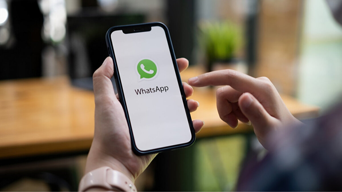 WhatsApp, iOS ve Android kullanıcıları için mesaj çeviri özelliğini duyurdu. Artık gelen mesajlar anında farklı dillere çevrilebilecek.