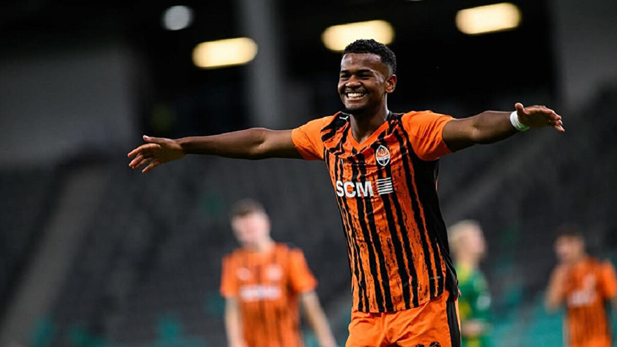 Arda Turan’ın sözleri Ukrayna’da geniş yankı bulurken, Alisson’un sahalara ne zaman döneceği merak konusu oldu. Ukrayna basınında yer alan bilgilere göre, tecrübeli futbolcunun en erken aralık ayında formasına kavuşması bekleniyor. Yılın son döneminde takımla antrenmanlara başlaması öngörülüyor.