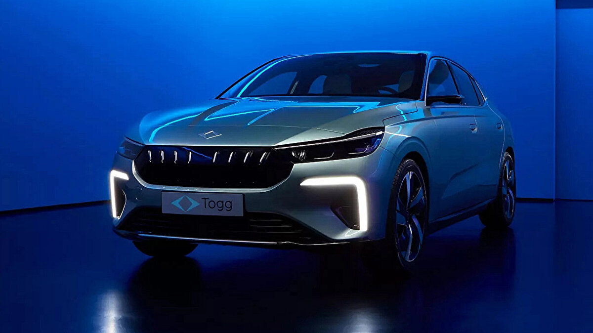 T10F’te Tavan Perdesi Eksikliği Eleştirilmişti<br><br>Yerli otomobil Togg’un sedan modeli T10F’in cam tavanında perde olmaması, kullanıcıların en çok eleştirdiği konulardan biriydi.